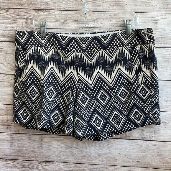 J CREW SHORTS IN BLACK AND CREAM BATIK PRINT - Picture 1 of 4